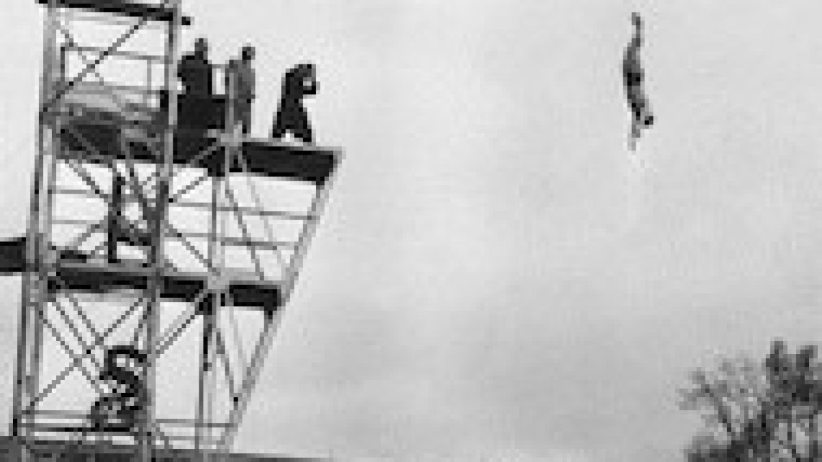 El cura volador, en acción.