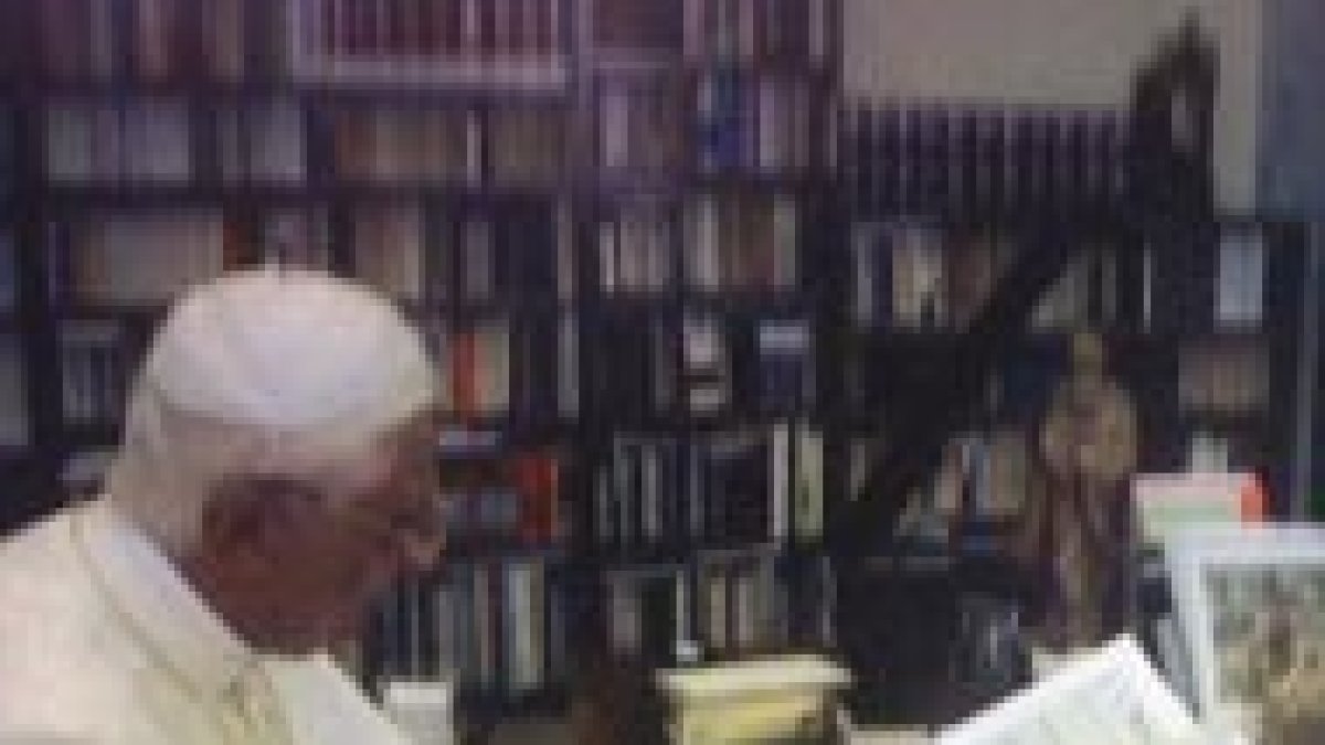 El Papa, en su despacho, con LOsservatore Romano.