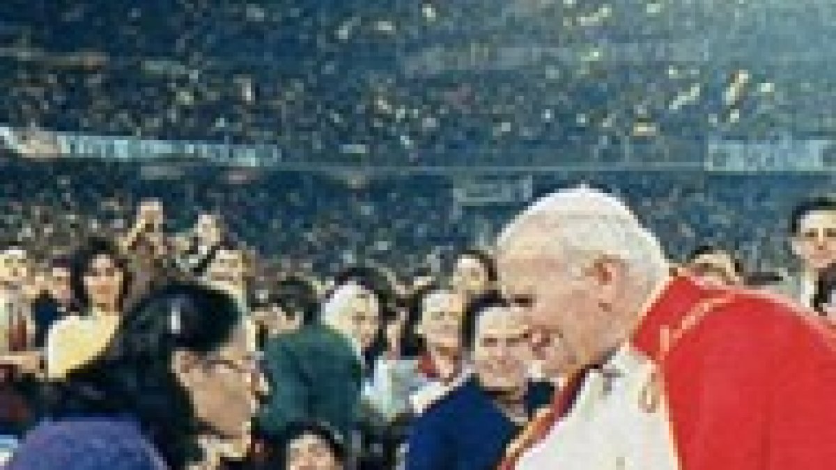 Juan Pablo II estrecha la mano a una jóven