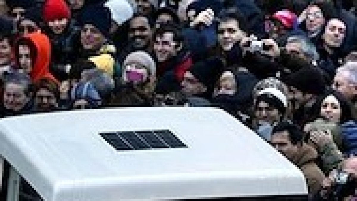 El nuevo papamóvil es más cómodo y seguro.