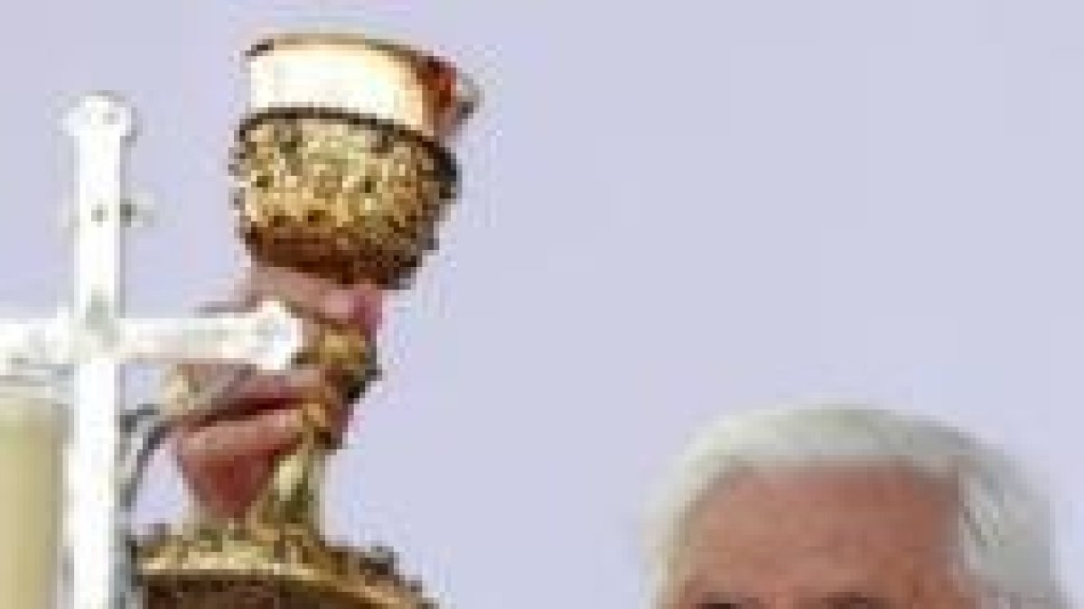 Benedicto XVI levantando el cáliz