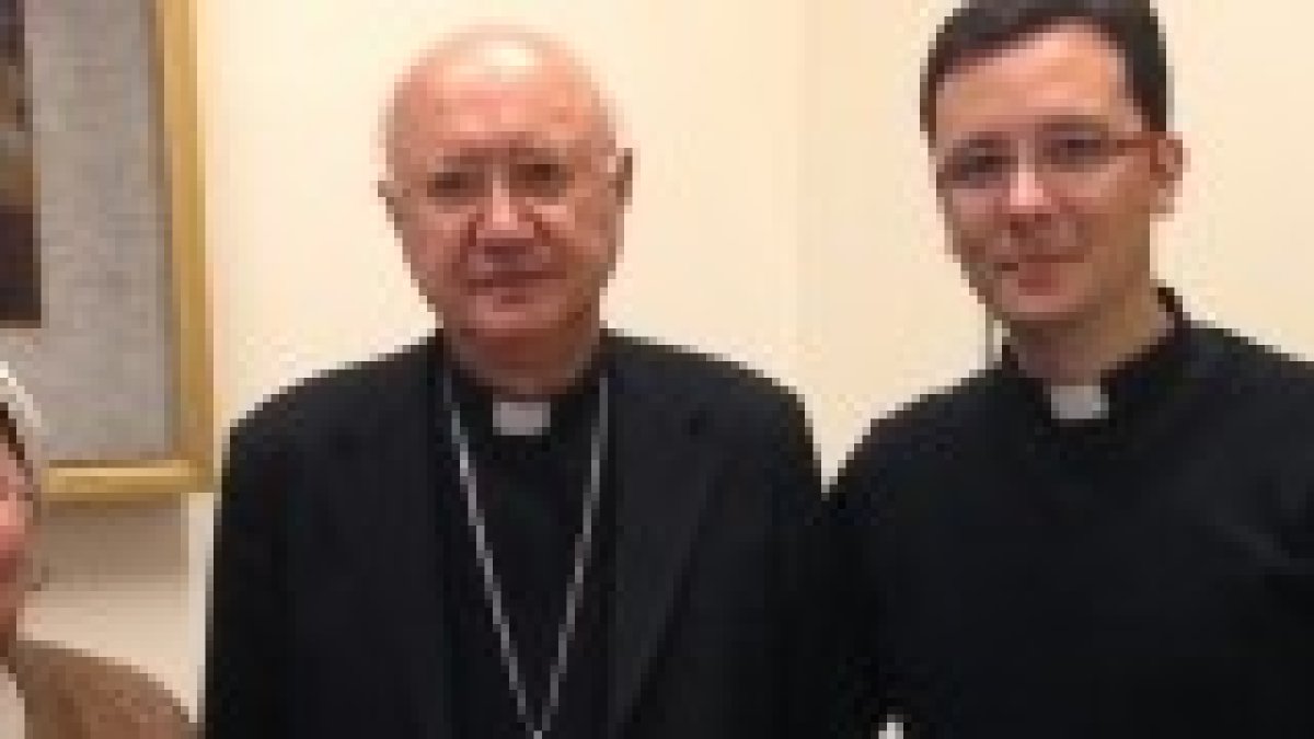 Mons. Celli con la Hna. Xiskya Valladares Paguaga RP y Hno. Daniel Pajuelo SM