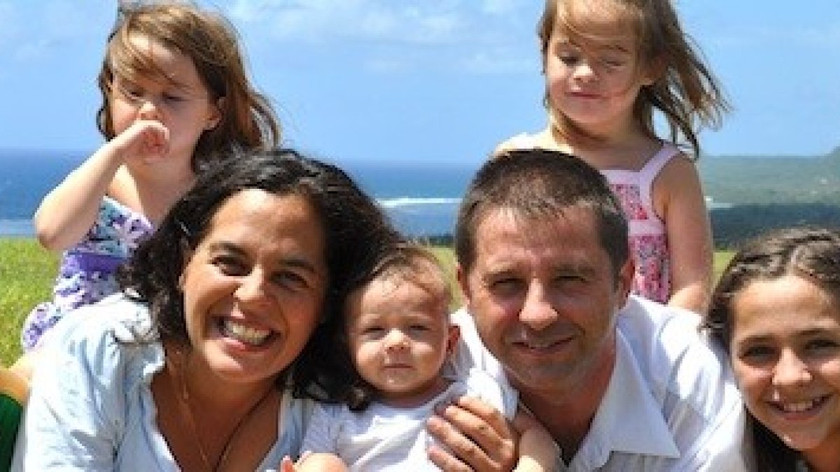 ¿Qué hace una familia española con siete hijos en una isla perdida de la Micronesia?