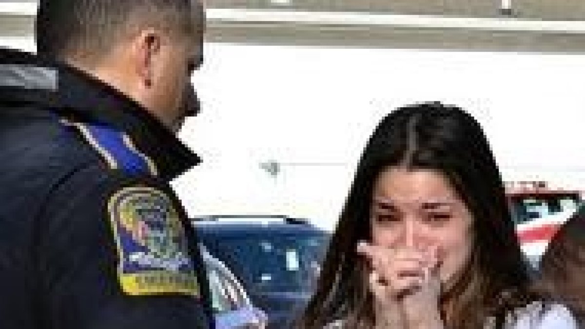 Una chica llora sin saber qué ha sido de su hermana, maestra en la escuela