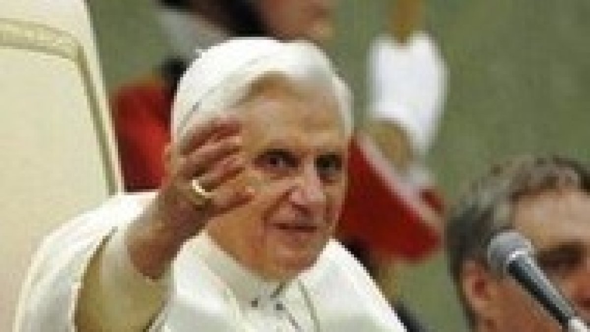 Benedicto XVI saluda durante una audiencia general