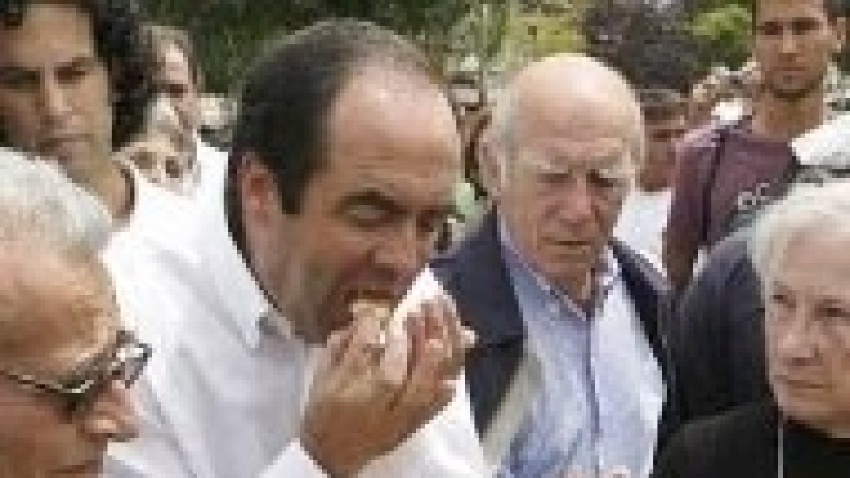 José Bono comulga en la parroquia de Entrevías, junto a Pedro Zerolo.