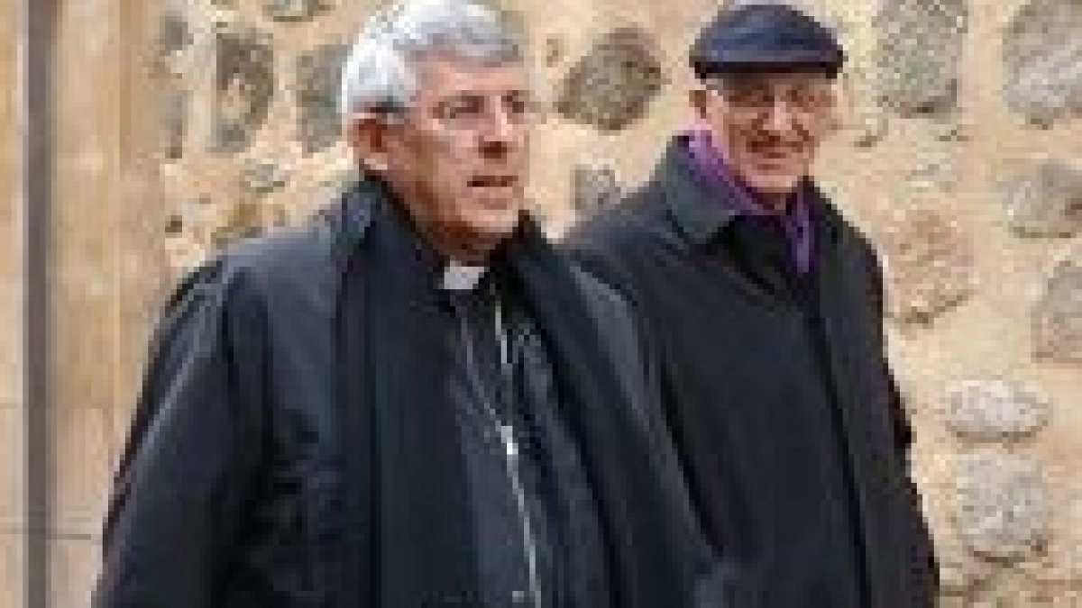 Don Braulio enseña Toledo al obispo Dominique Rey