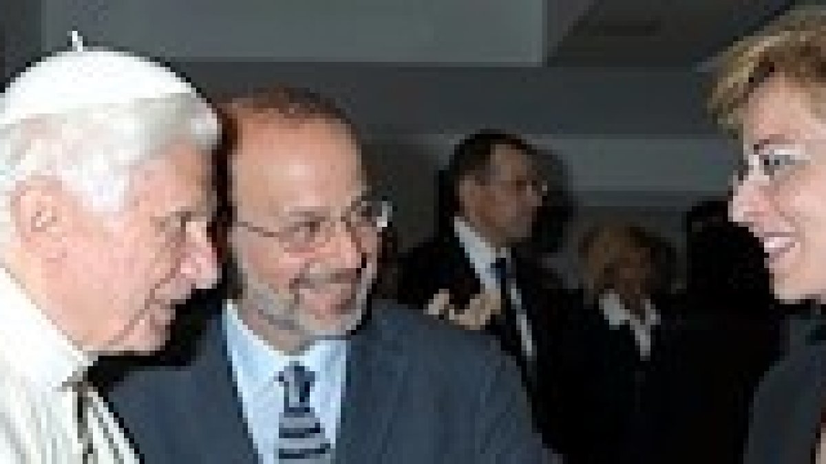 Marta Lago, junto con Giovanni Maria Vian y el Papa.