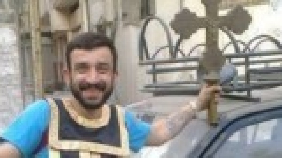 Terrorista se mofa de cruz y hábitos cristianos profanados