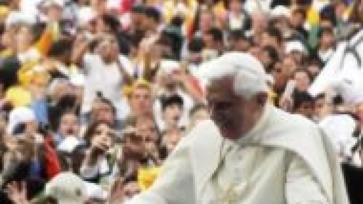 Benedicto XVI, saluda a la muchedumbre en una JMJ