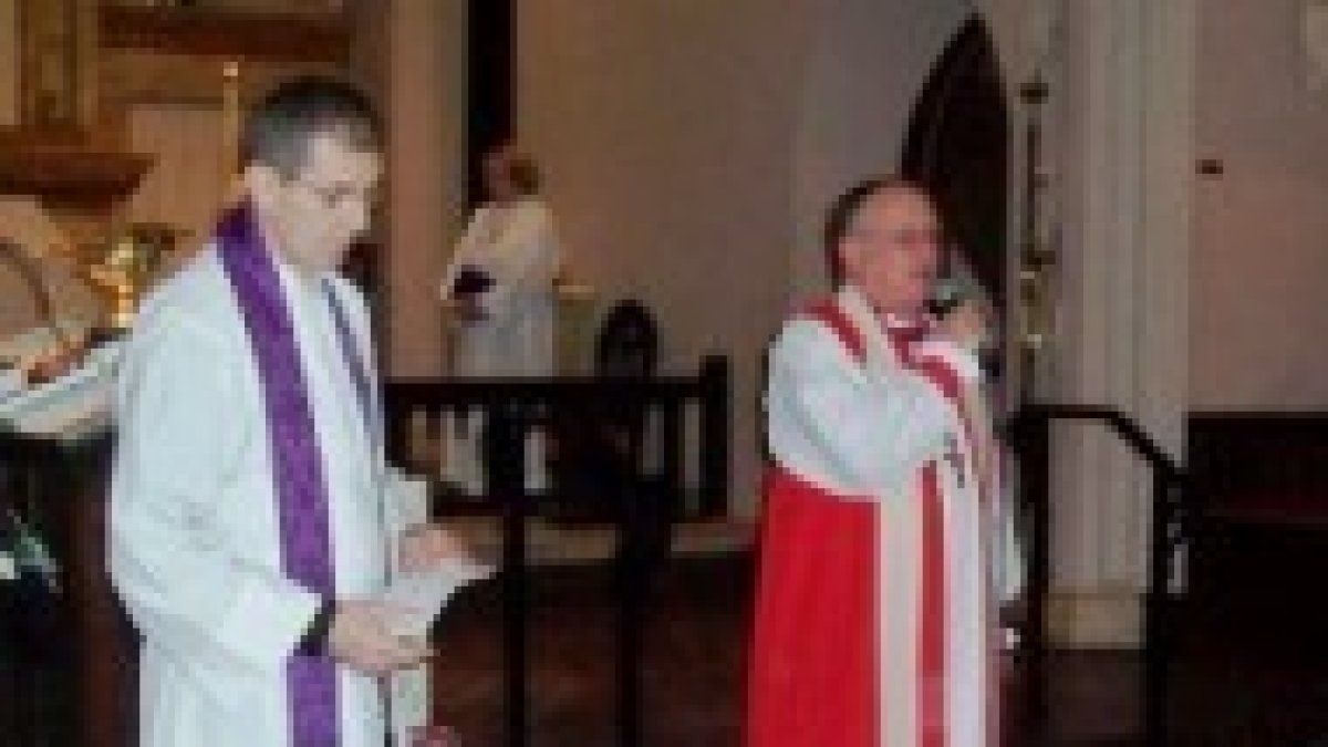 El pastor y el obispo episcopaliano bendicen unos chales que tejen las feligresas