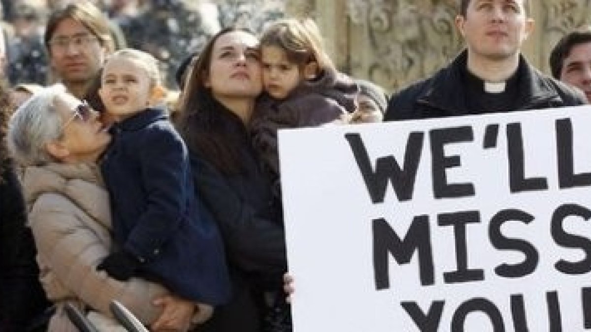 Foto de Avvenire que recoge el ambiente de despedida de este último Ángelus