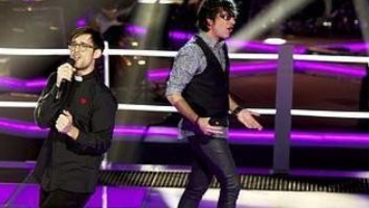 La batalla musical entre el Padre Damián y Toni, resuelta con elegancia, acabó con la clasificación del joven cura misionero