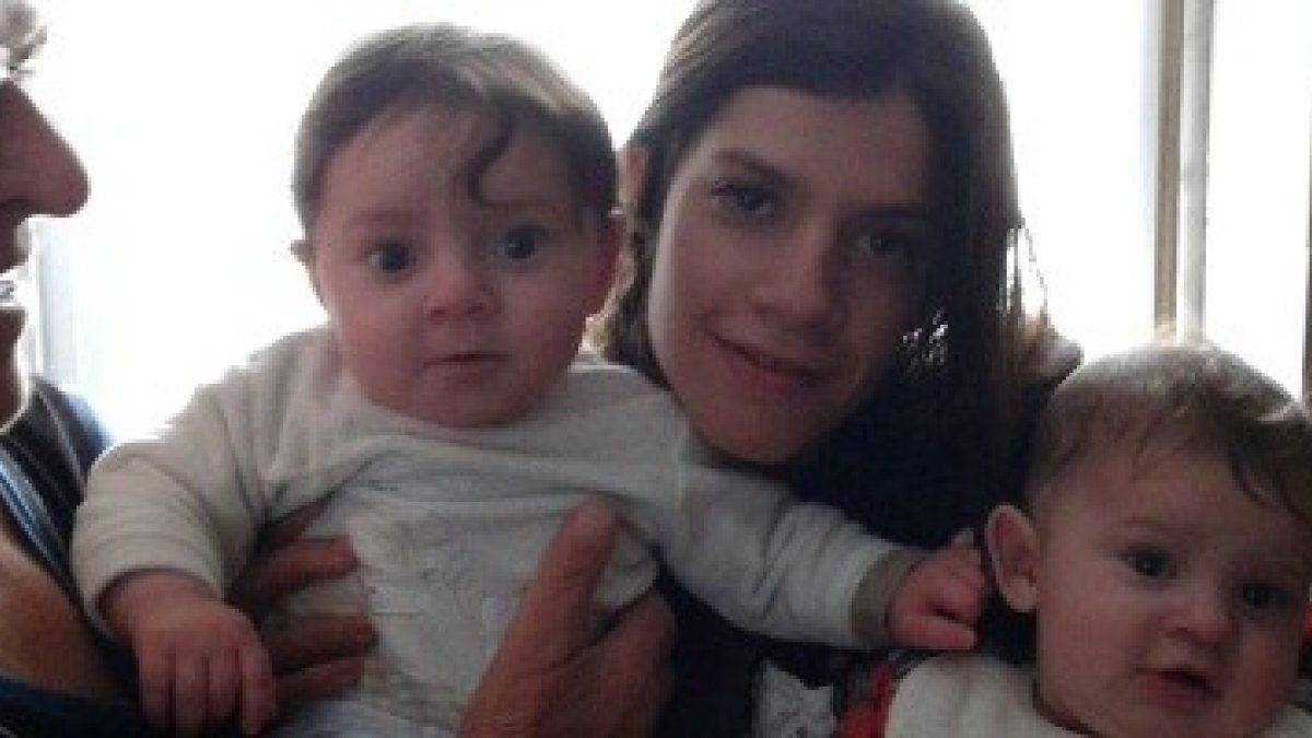 Sabina aparece con sus dos hijos mellizos y con su madre