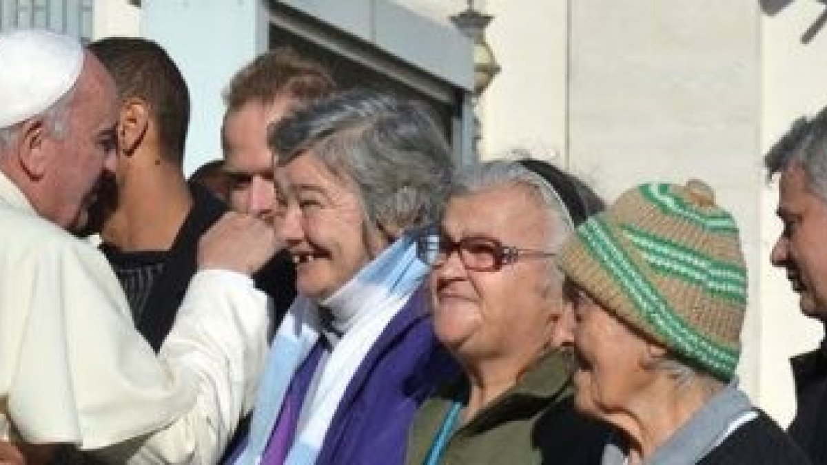 El Papa Francisco saluda a los pobres y sin techo que viven cerca del Vaticano