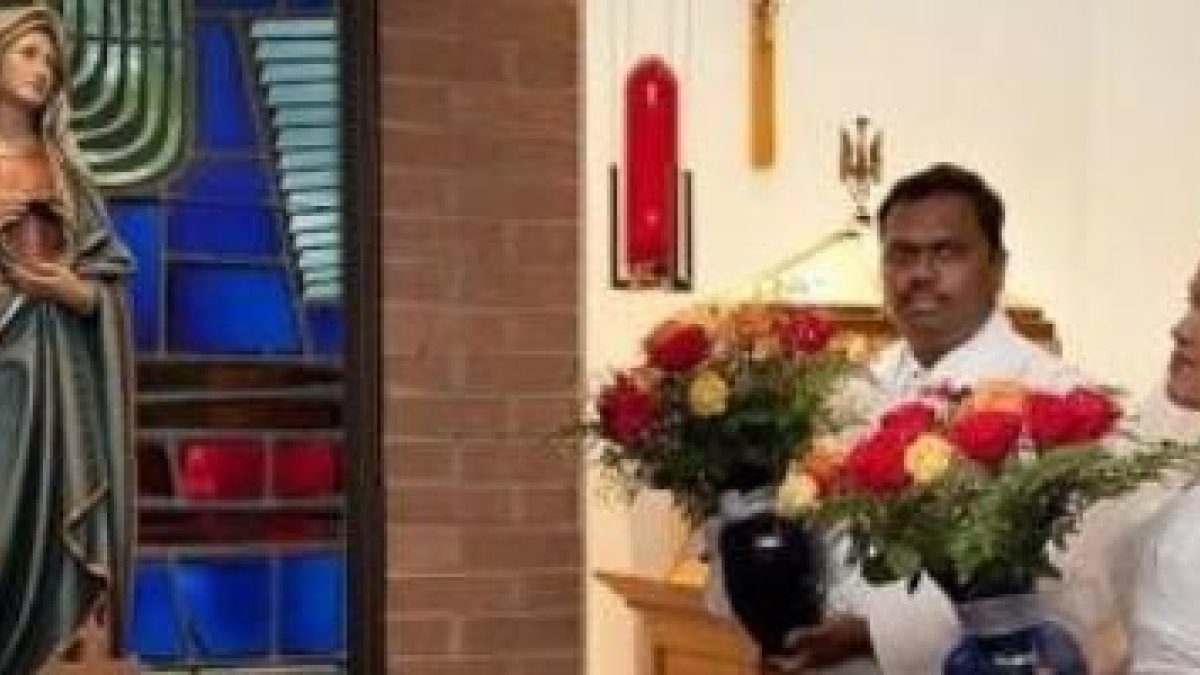 Uma y Kumar llevan flores a la Virgen el día de su boda católica