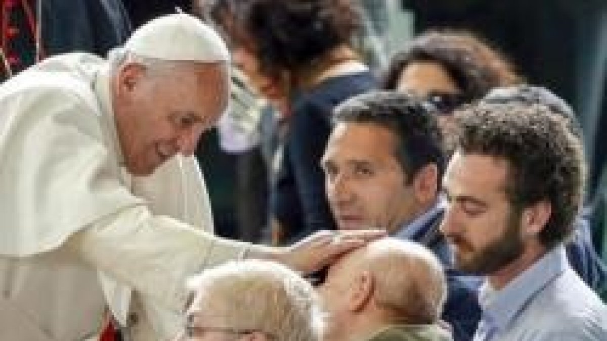 Francisco con los enfermos de la parroquia de Santa Maria Regina Pacis, en Ostia, cerca de Roma