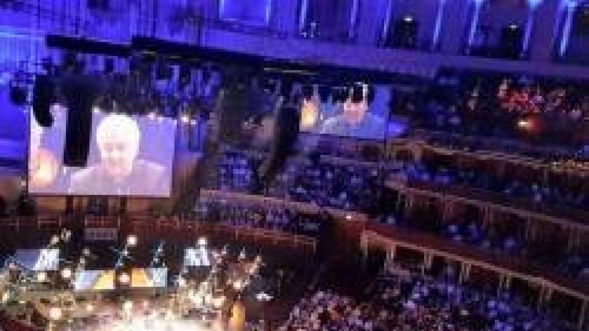 El cardenal Nichols, reflejado en las pantallas del Roral Albert Hall de Londres