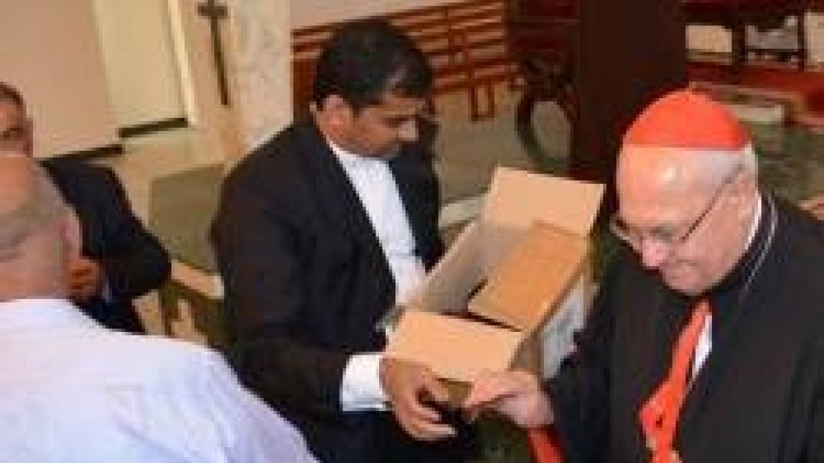 El cardenal Sandri reparte estampitas del Papa Francisco en esta parroquia de Bagdad