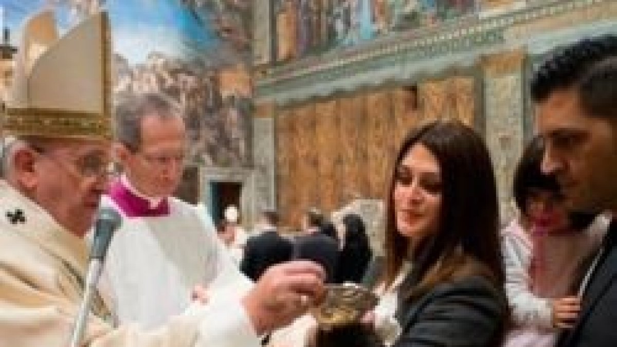 Francisco bautizando bebés en la Capilla Sixtina - ha pedido a los padres mantenerse en las parroquias