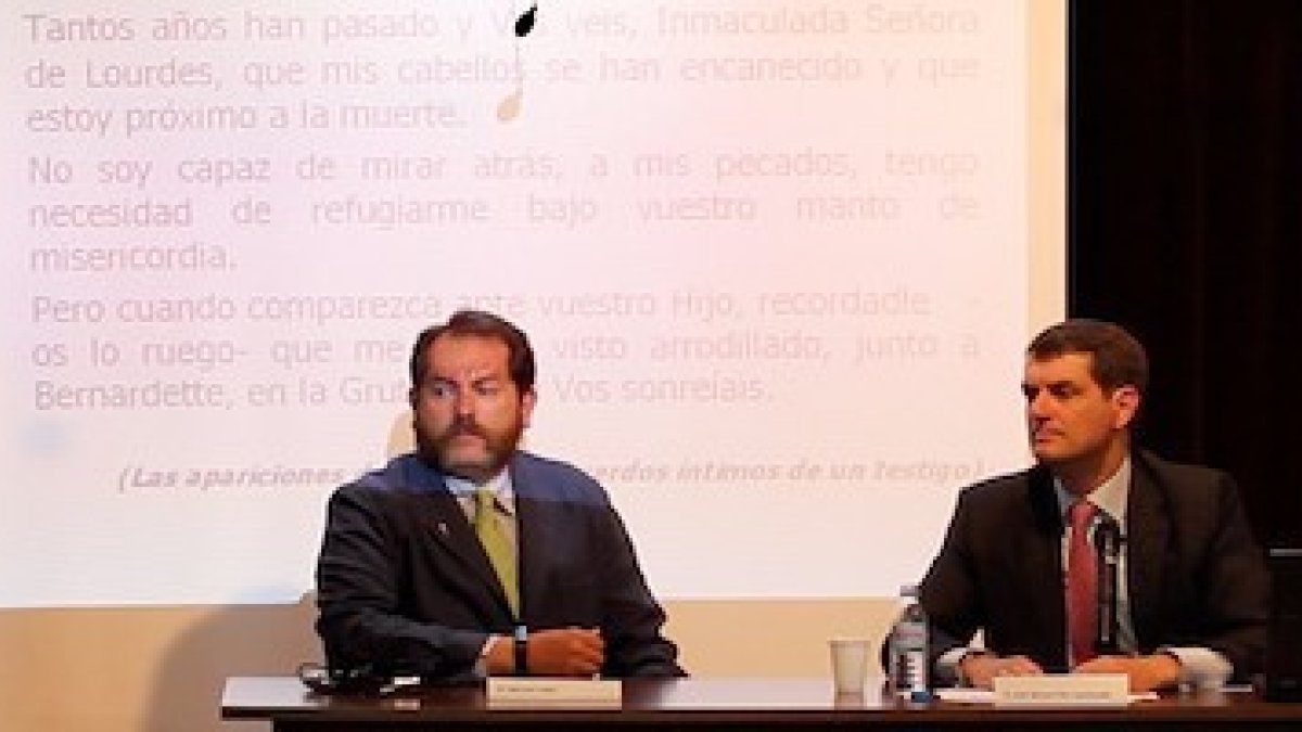 Luis Cort Lagos, a la izquierda, y José Manuel Díez Quintanilla, a la derecha, al abrir el turno de preguntas.