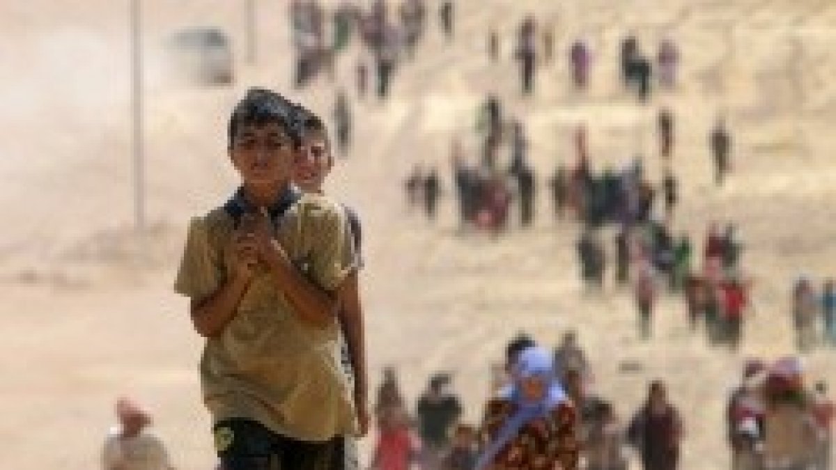 Un niño y su comunidad yazidí, huyendo de la persecución del Estado Islámico