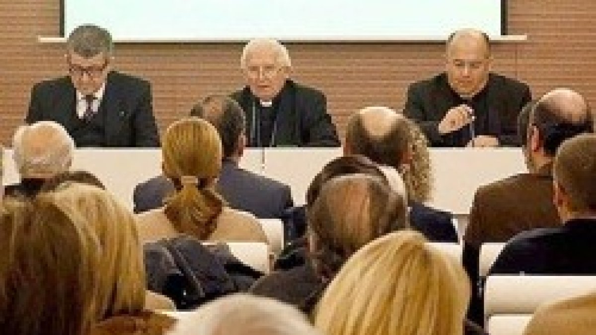El cardenal Cañizares en la presentación de la cátedra sobre la caridad de la Universidad Católica de Valencia - Foto de A.Sáiz, AVAN
