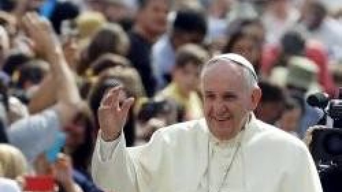 Francisco saluda a la gente cada miércoles con motivo de sus catequesis públicas