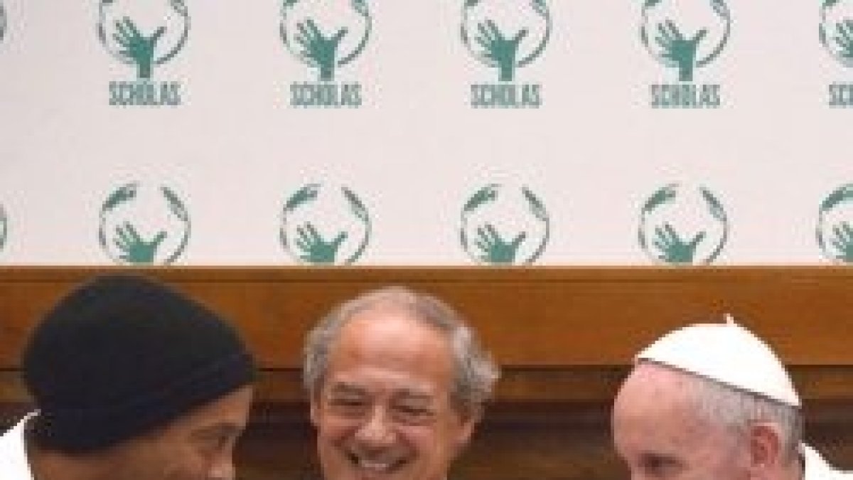 Francisco con el popular delantero brasileño Ronaldinho en la presentación del nuevo Partido por la Paz