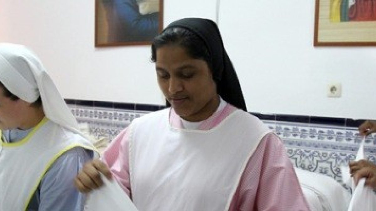 Clarisas de diferentes nacionalidades trabajando en el monasterio cordobés Santa Cruz.