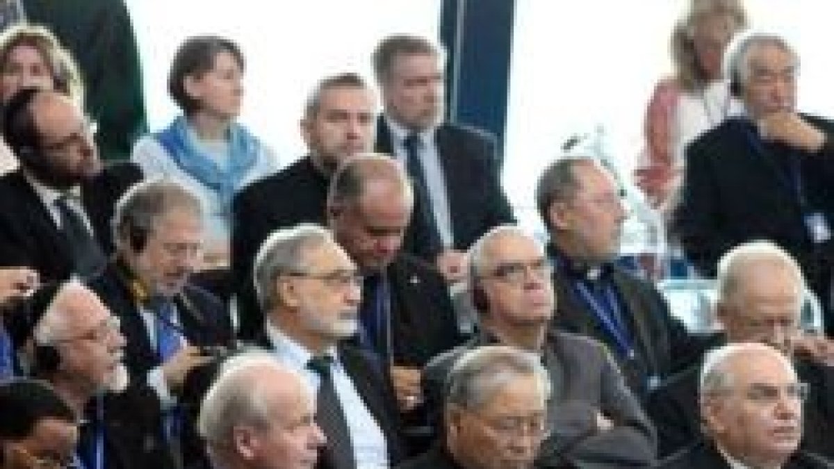 Algunos de los cardenales, obispos y rabinos en el encuentro en la Domus Galileae de Israel