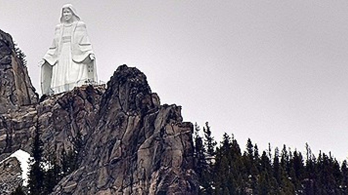 Nuestra Señora protege la ciudad de Butte desde las alturas de las Montañas Rocosas.