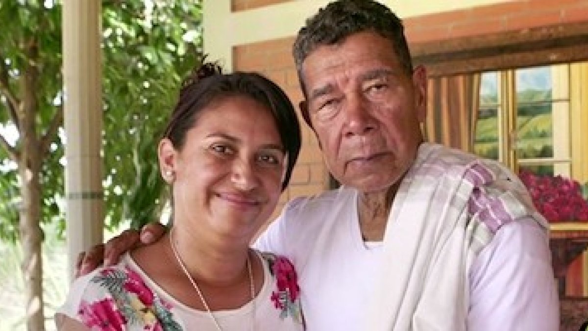No es una foto de padre e hija: es una mujer abrazando al hombre responsable de la muerte de su madre.
