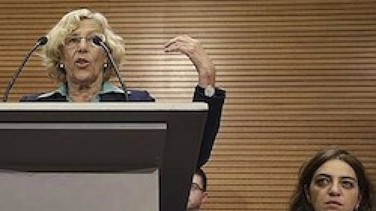 A la derecha de la foto, junto a Manuela Carmena, alcaldesa de Madrid, Celia Mayer, concejal de Cultura, responsable de la contratación de los titiriteros.