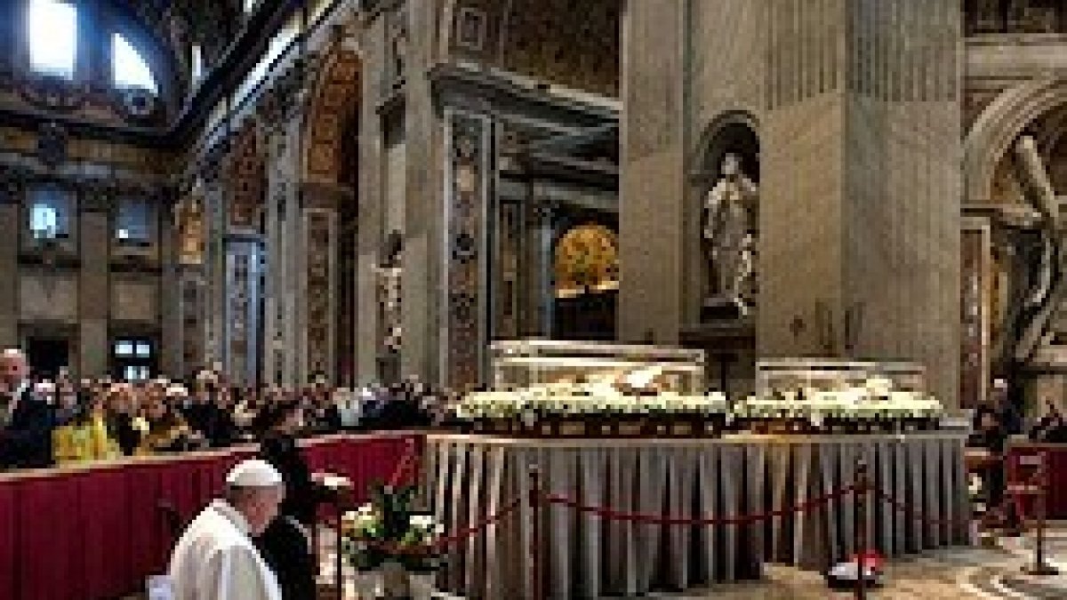 Francisco rezó unos minutos ante las reliquias de los dos santos capuchinos.