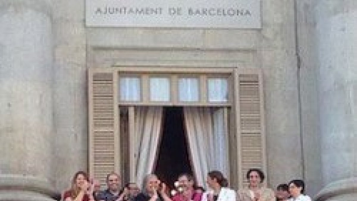 El balcón del Ayuntamiento de Barcelona, con la alcaldesa, y la bandera de un lobby ideológico particular, el LGBTI