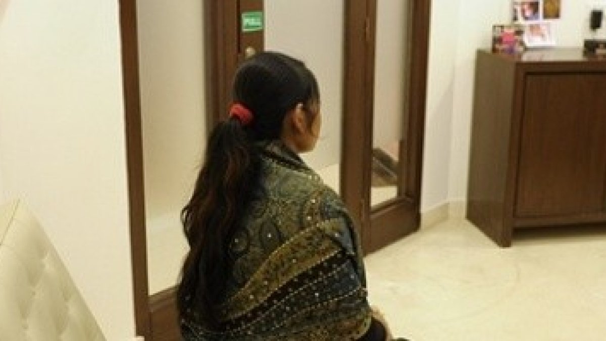 Una joven embarazada espera en una clínica de Nueva Delhi dedicada al negocio de los vientres de alquiler