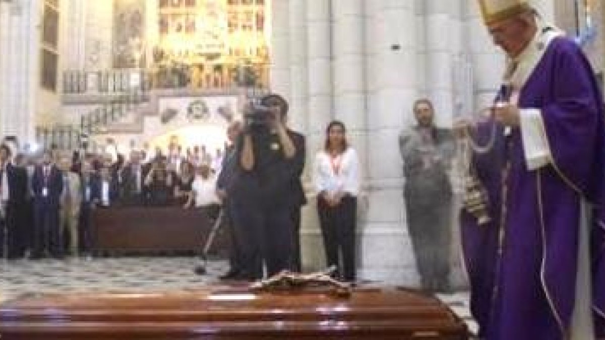 El arzobispo de Madrid, Carlos Osoro, junto al féretro de Carmen Hernández - a la derecha, de pie, Kiko Argüello y el padre Mario Pezzi