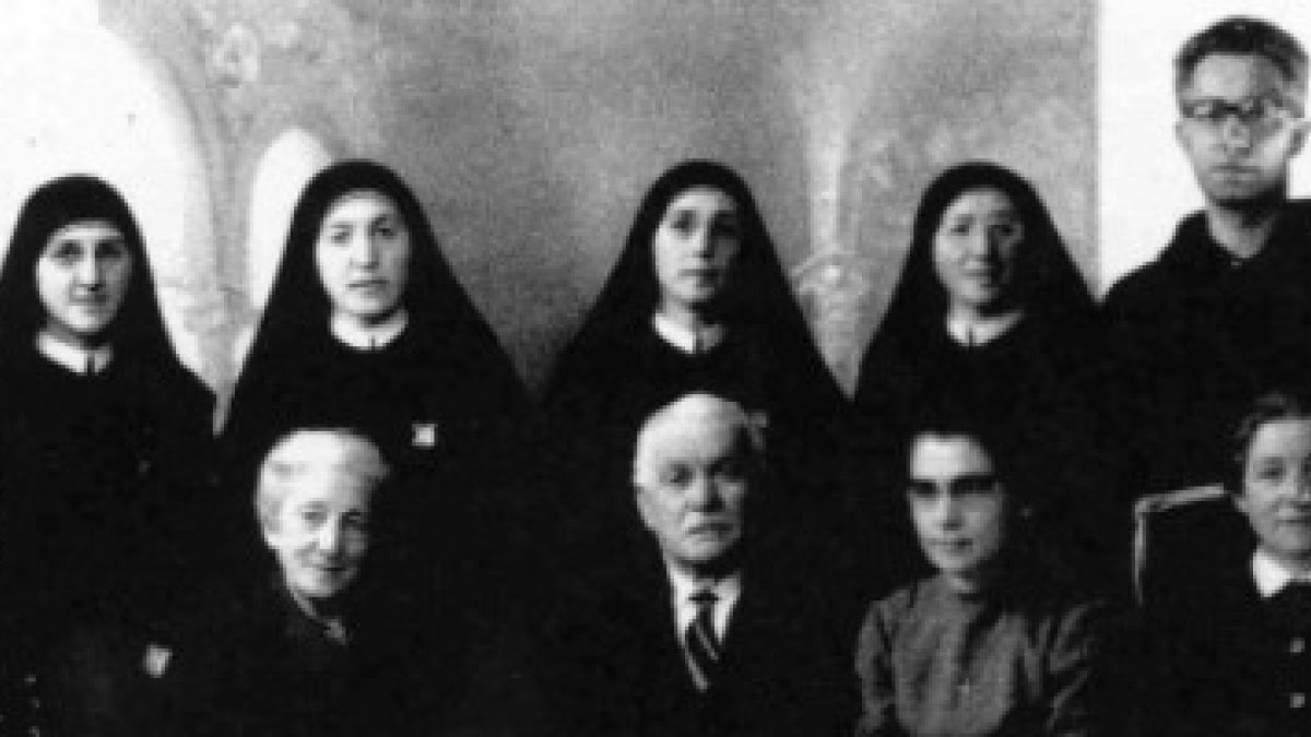 Los esposos Sergio y Domenica Bernardini con sus 10 hijos y su hijo adoptivo nigeriano