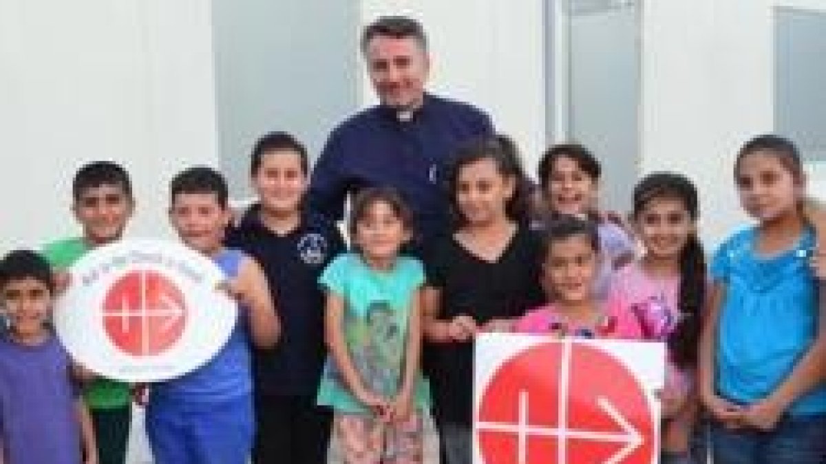 Niños de Irak con el logotipo de Ayuda a la Iglesia Necesitada, que mantiene decenas de proyectos allí y en Siria