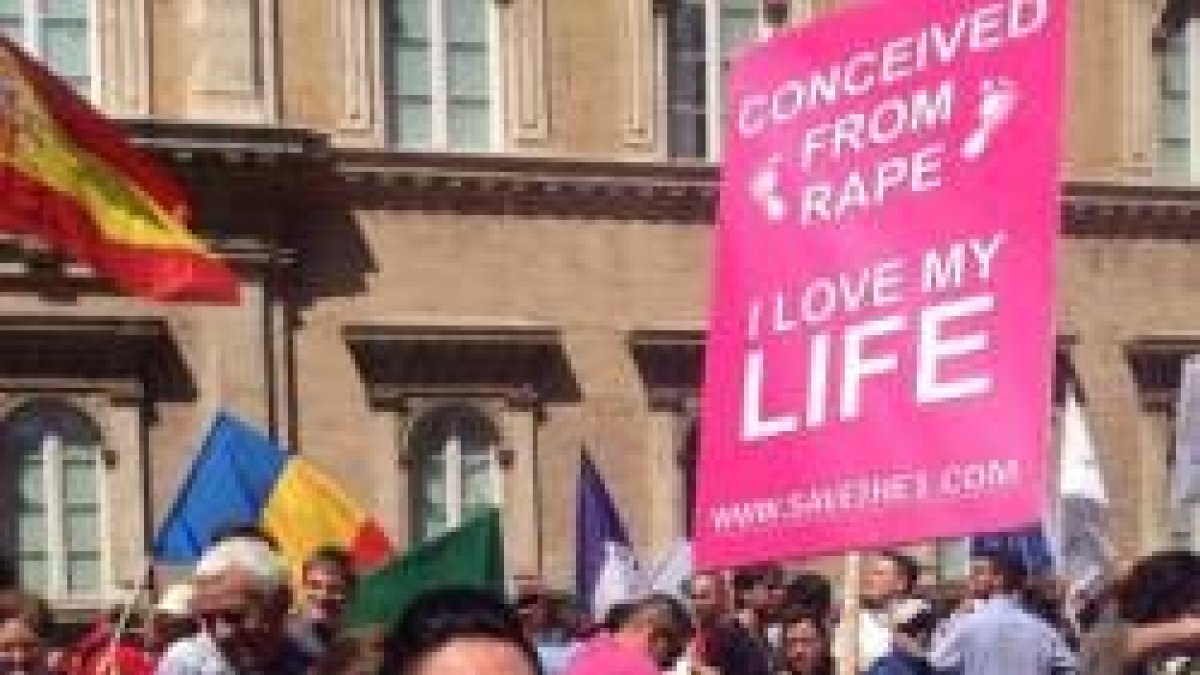 Mary Rathke en la Marcha por la Vida de Roma, con un cartel que señala que fue concebida en violación y ama vivir