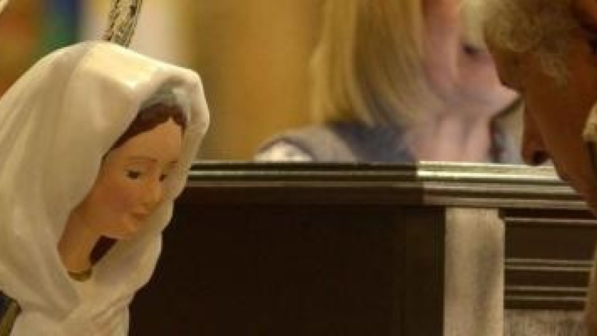 Esta reproducción de la Virgen de Salta lleva dos años en la catedral de Río Cuarto... y ahora atrae multitudes