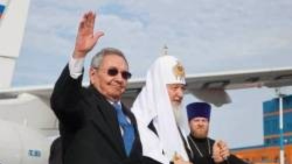El Patriarca Cirilo en el aeropuerto en Cuba con el dictador comunista Raúl Castro