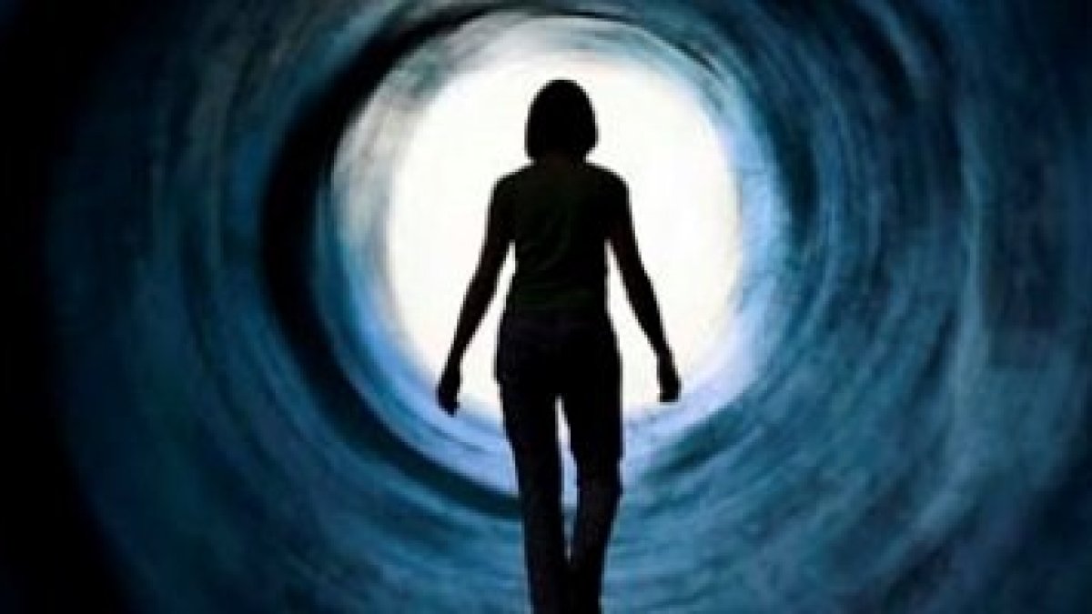 A través de un milagro o de una ECM la persona vive un encuentro santo, fuera de los límites terrestres