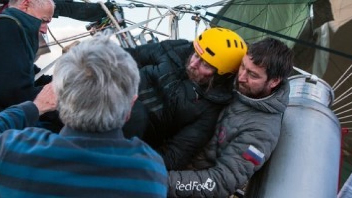 El padre Fiódor Kóniujov salió así de su globo el pasado sábado 23 de julio, tras completar la vuelta al mundo en 11 días