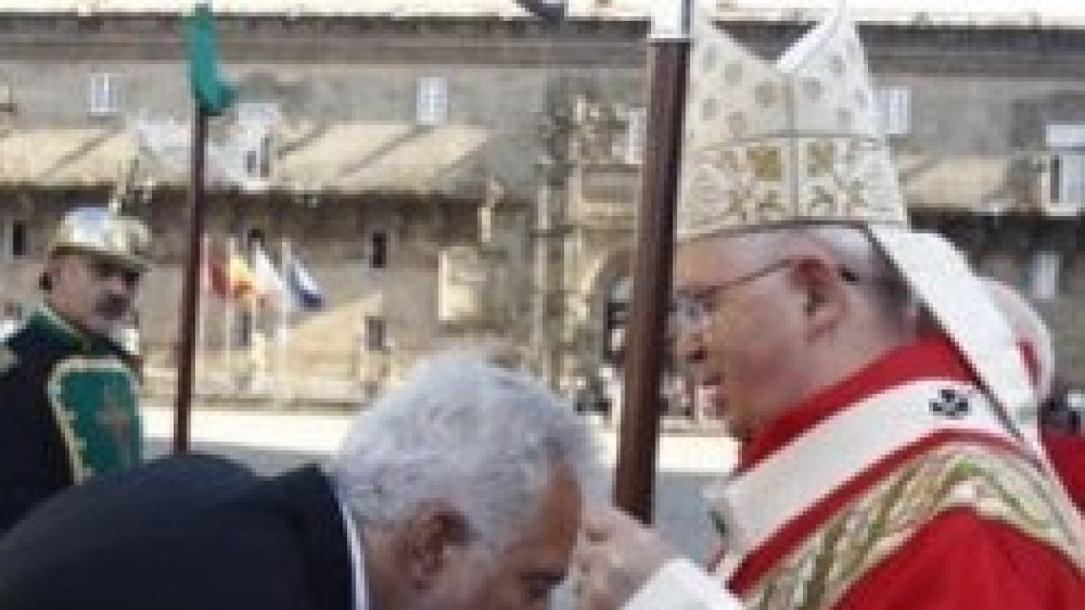 Miguel Santalices, presidente del parlamento gallego, saluda al arzobispo de Santiago, Julián Barrio
