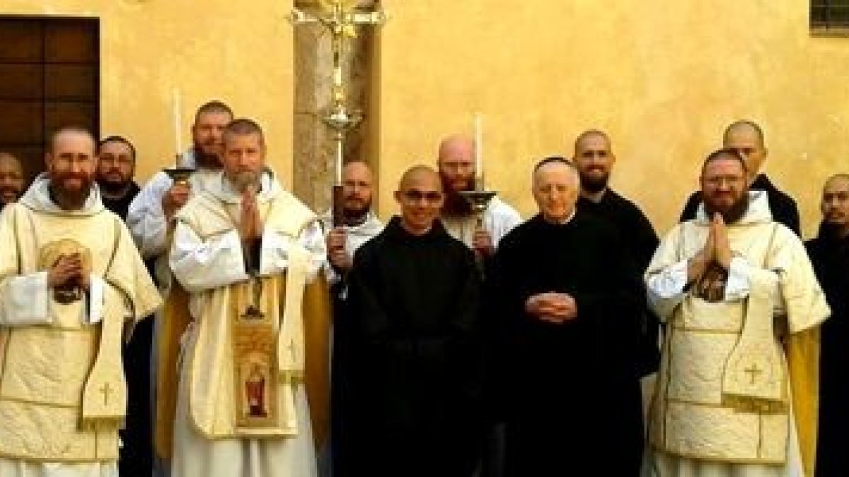 La mayor parte de los benedictinos de Nursia tienen entre 30 y 45 años - celebran según la forma extraordinaria del rito latino