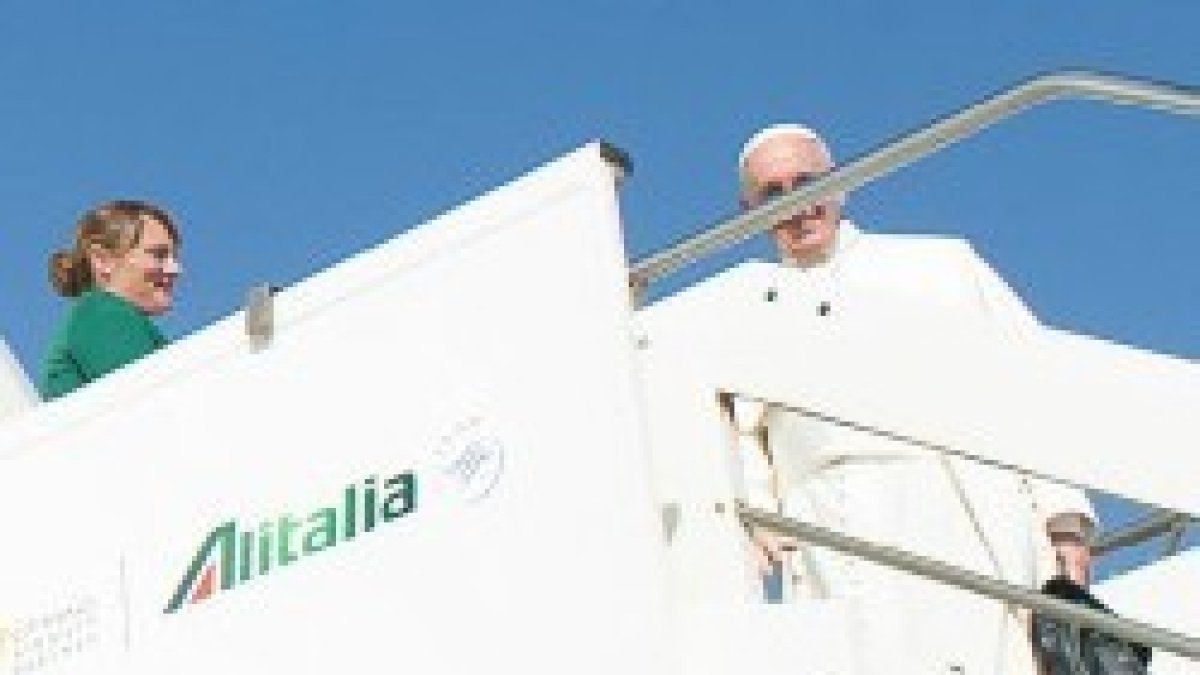 Francisco viaja en Alitalia hacia México, donde le espera una semana intensa