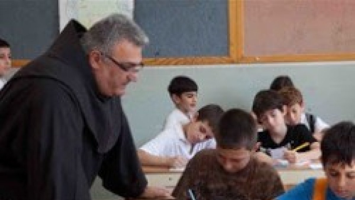Franciscano de la Custodia de Tierra Santa en un colegio cristiano
