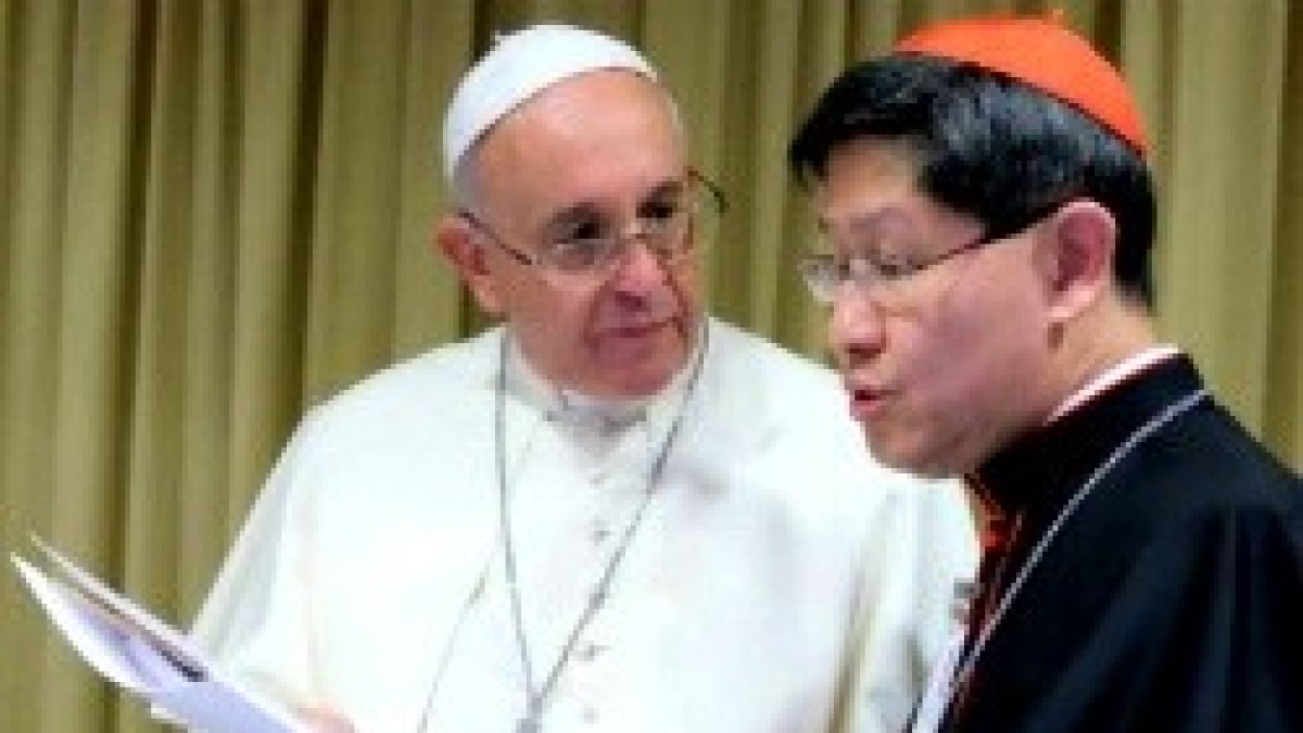 El cardenal Tagle habla con el Papa Francisco en su visita a Filipinas
